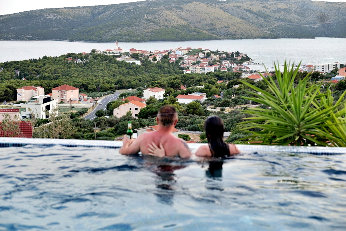 Villa esclusiva a Seget Gornji in un ambiente tranquillo e silenzioso con una splendida vista panoramica
